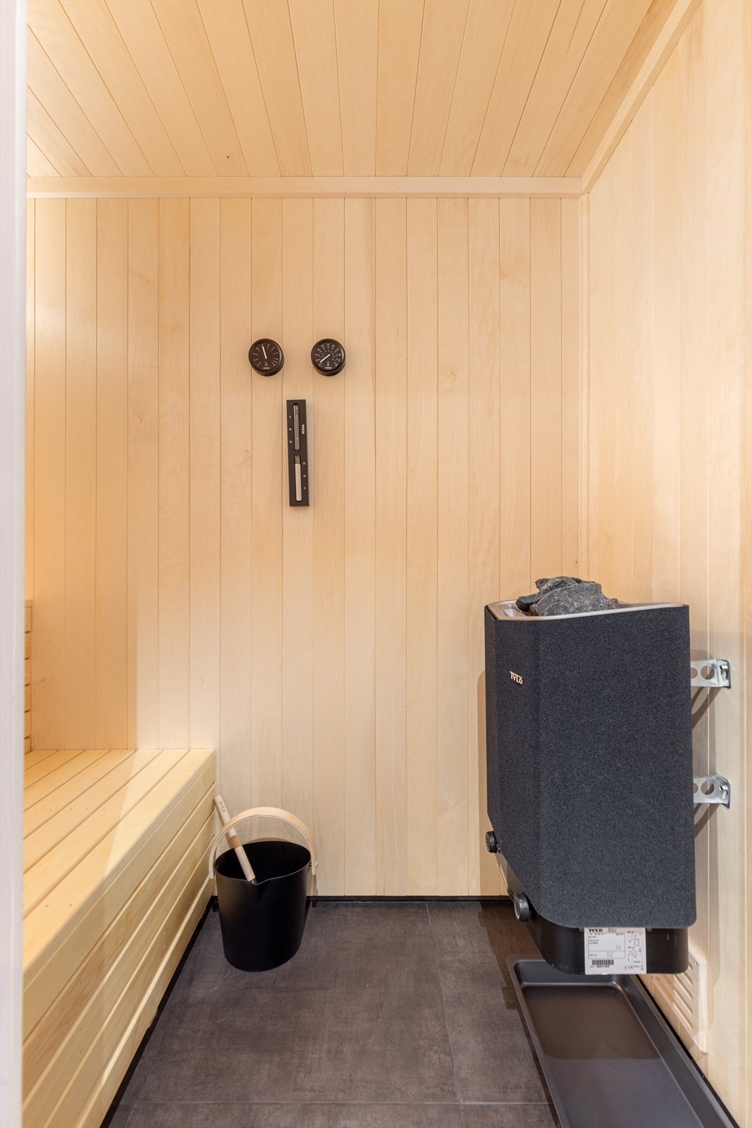 Badstua har også flislagt gulv, og er innredet med benker i flere høyder og Tylø elektrisk badstueovn. Galleribilde