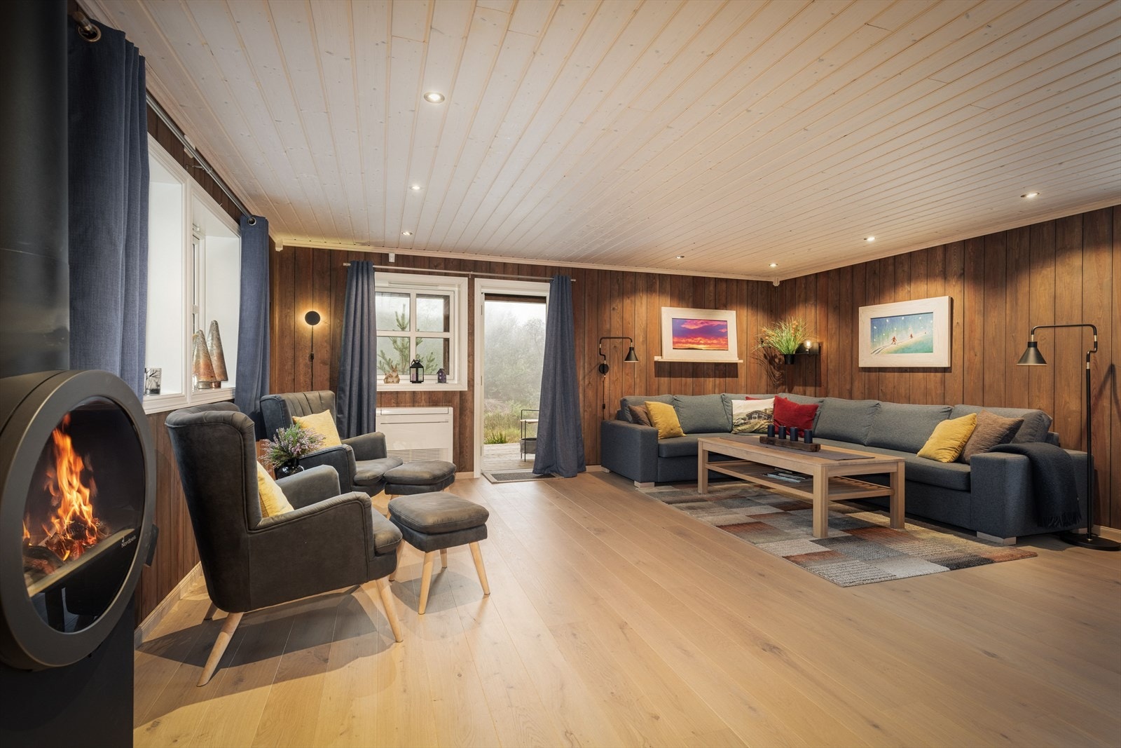 Innvendige overflater består hovedsakelig av eikeparkett/flis på gulv og trepanel på vegger og i tak Galleribilde