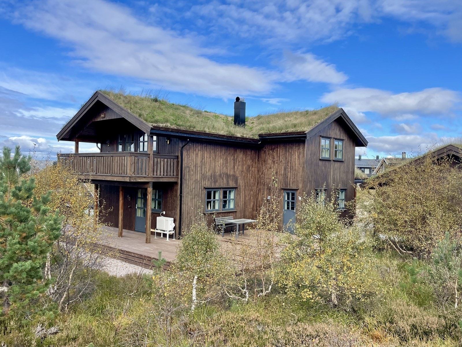 Her er det bare å spenne på seg skia - eller turstøvlene - og rusle ut i supre ski/turløyper som er etablert i området, eller renne rett inn i alpinbakken. Galleribilde