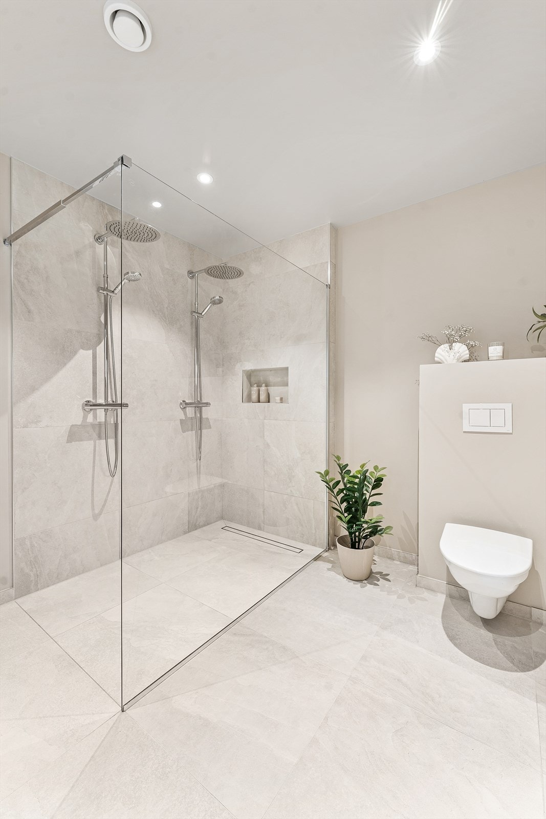 Rommet er innredet med dobbel dusj, dobbel servant og vegghengt toalett Galleribilde