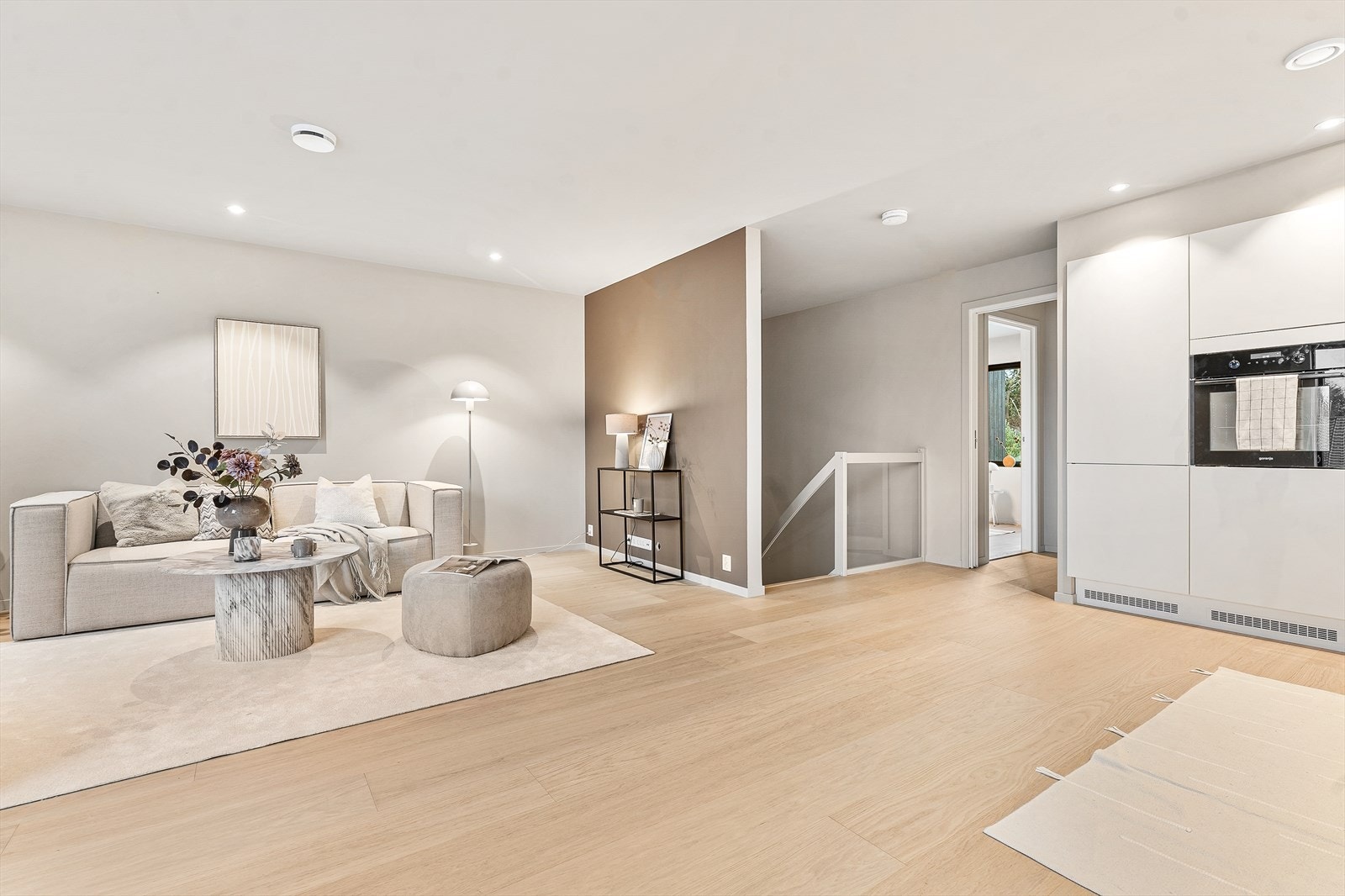 Lys og moderne stue med åpen planløsning. Spotter i tak Galleribilde