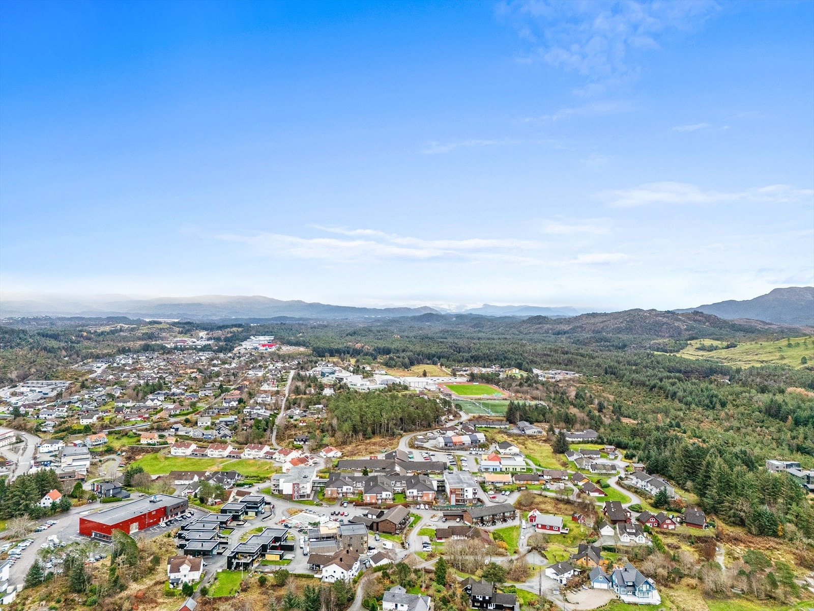Boligen ligger i gangavstand til skoler, barnehager, idrettsanlegg og svømmehall på Leite Galleribilde