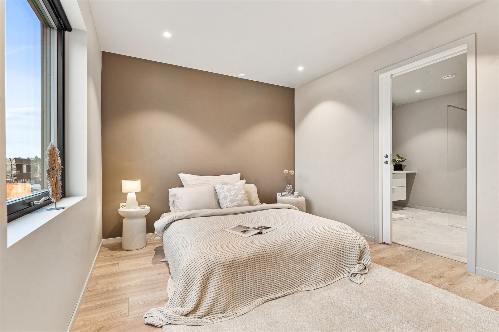 Fra soverommet er det direkte tilgang til badet Galleribilde