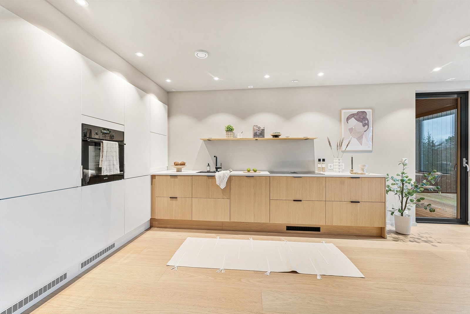 Kjøkkenet har god lagringsplass i skuffer og høyskap Galleribilde