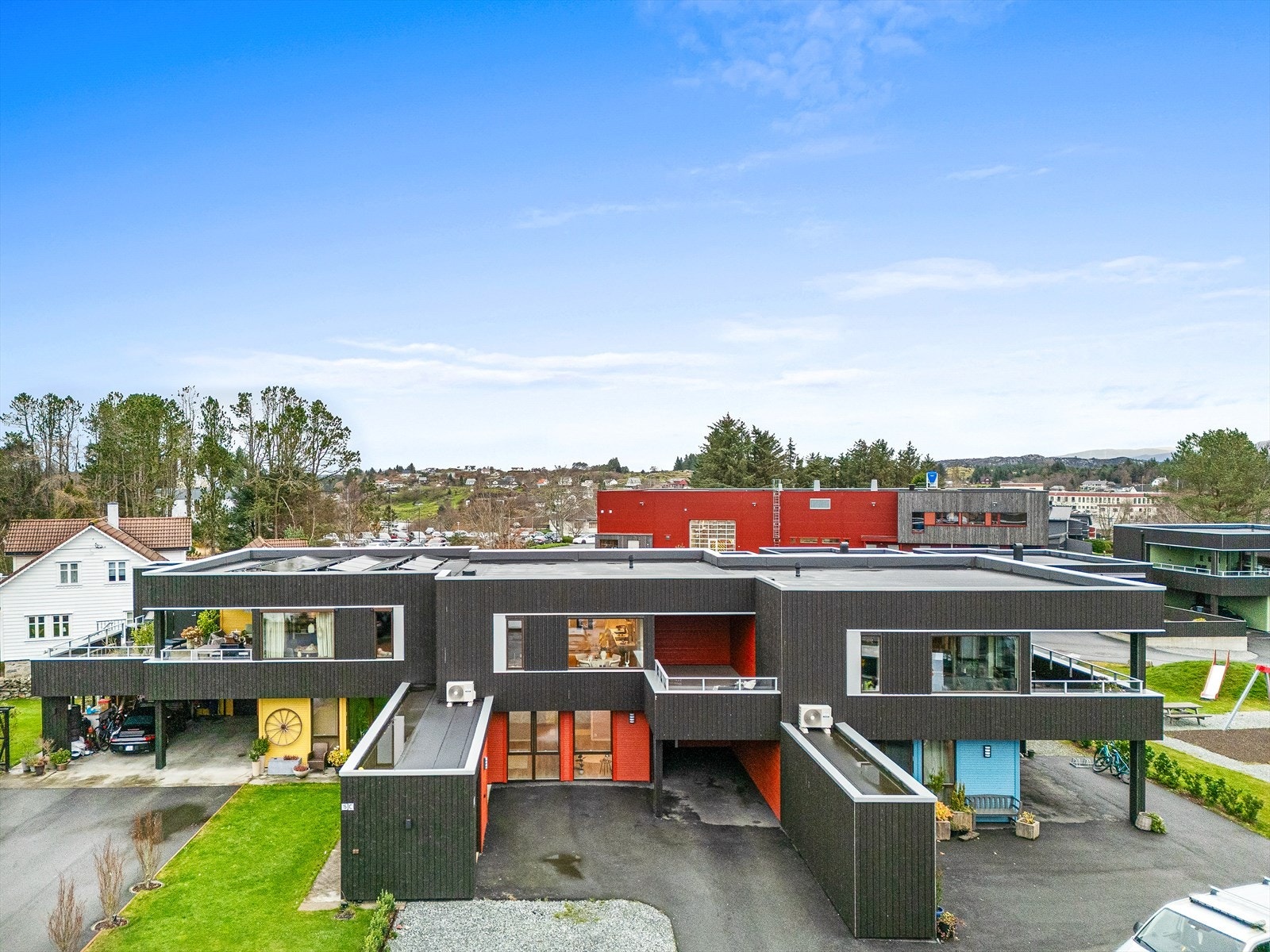 Boligen ligger i midten av rekken Galleribilde