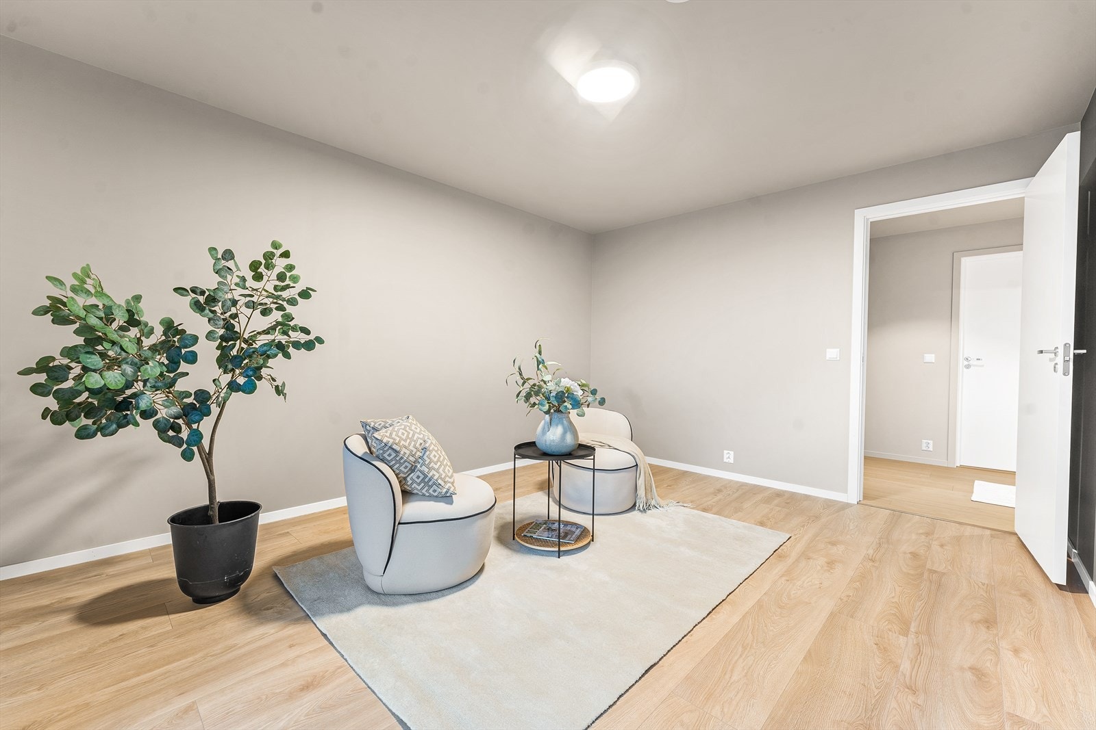 Boligen har 5 soverom, her er den perfekte tv-stue dersom man ikke har behov for alle soverommene Galleribilde