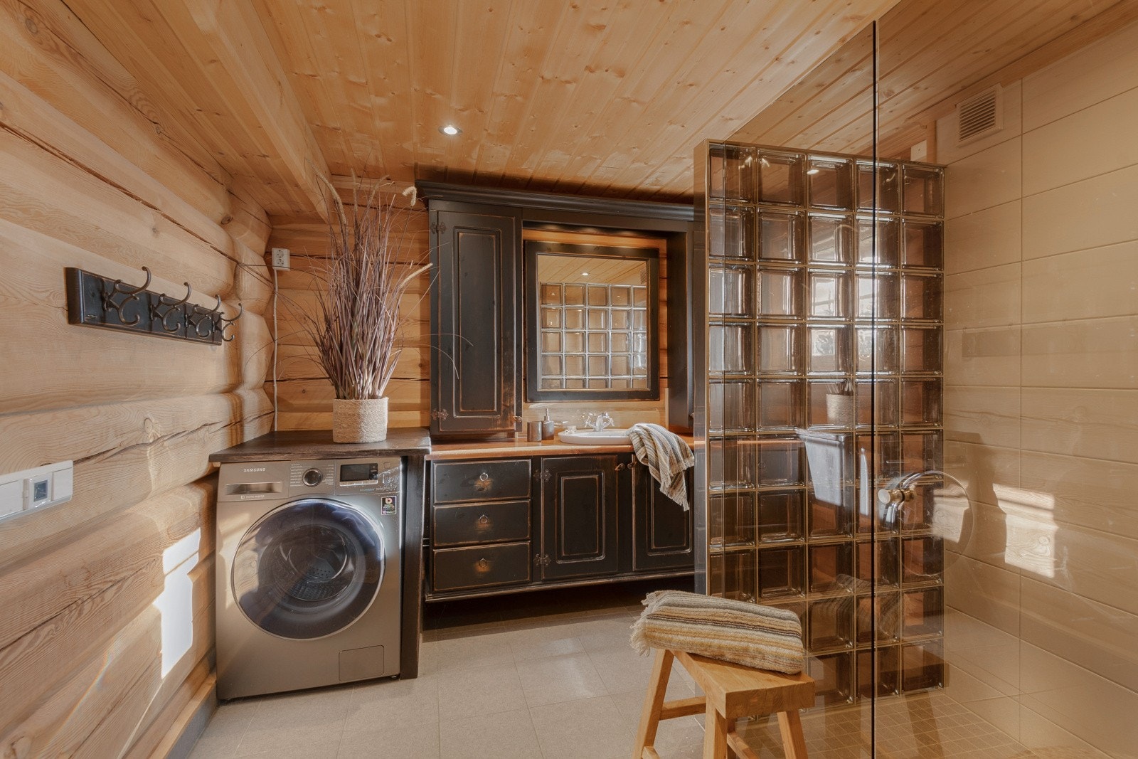 Badet i hovedetasjen har tømmervegger og fliser på gulvet med behagelig gulvvarme. Galleribilde