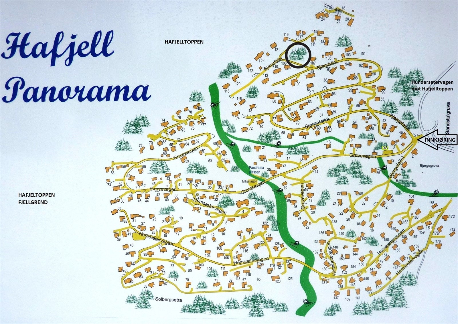 Eiendommen ligger fint til og har enkel adkomst til og fra alpinbakken via Hafjells tilfartsløyper. Plasseringen til hytta er merket med svart ring. Galleribilde