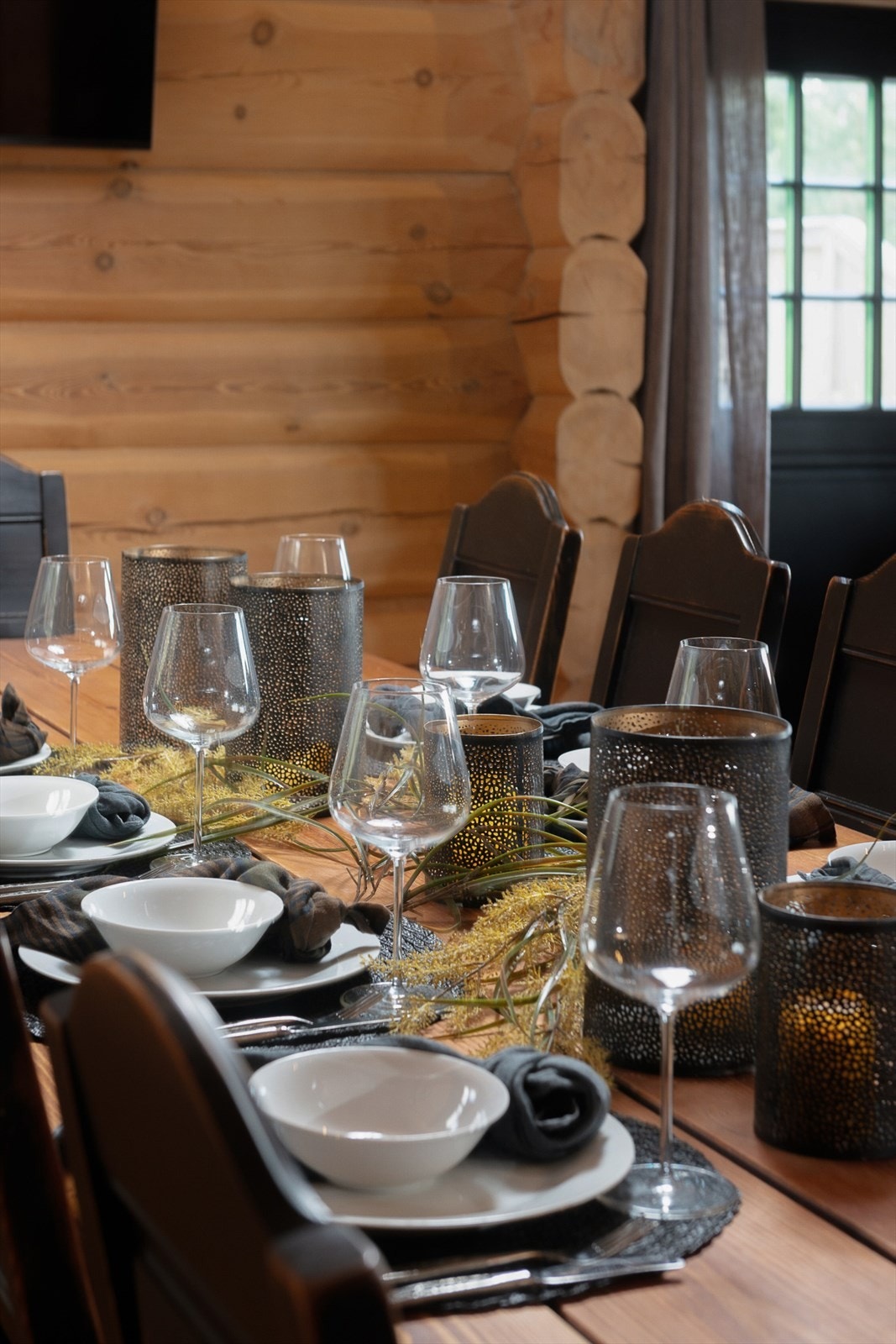 Det er plass til et skikkelig langbord - her kan du invitere både venner og kjente til hyggelige måltider. Galleribilde