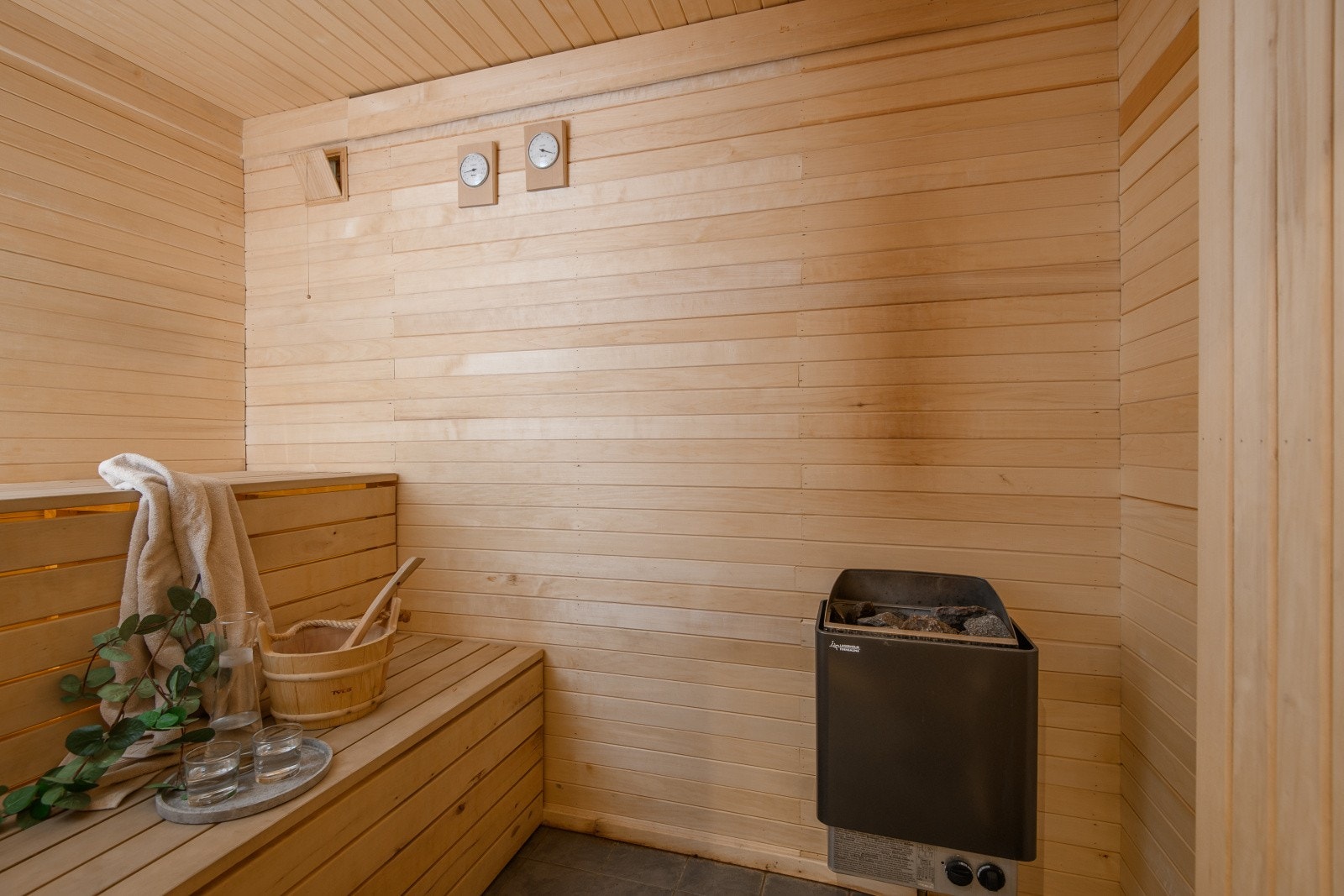 Fra hovedbadet er det inngang til en deilig badstue med plassbygde benker gir rom for at flere kan benytte badstuen samtidig. Galleribilde