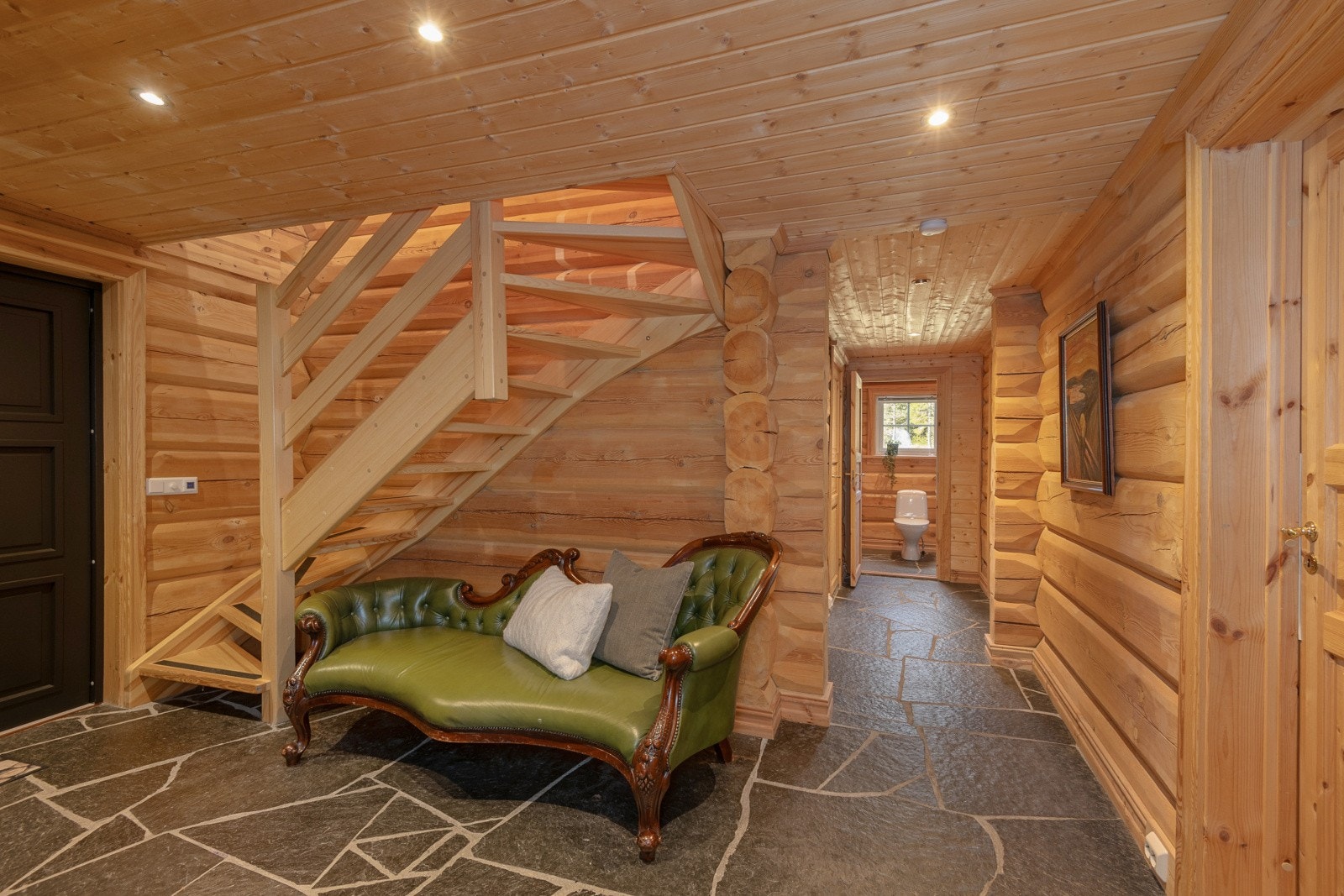 Stor og luftig gang med trapp til hyttens andre etasje. Galleribilde