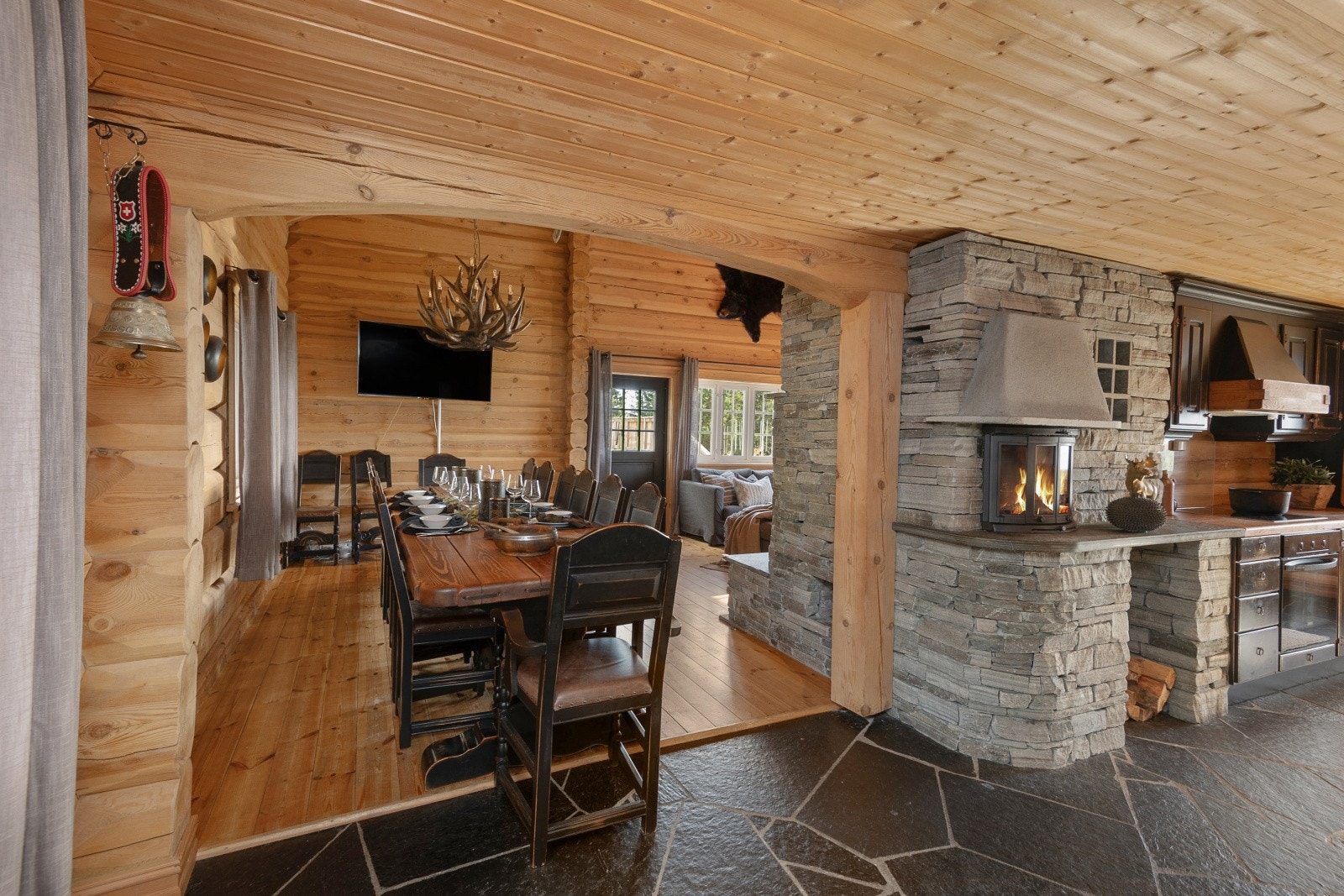 Pen og dekorativ peis i kjøkkensonen. Galleribilde