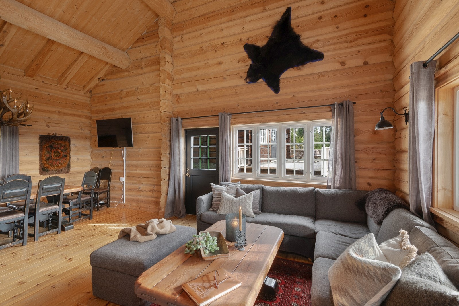 Fra stuen er det utgang til en stor, sørvendt terrasse hvor du kan nyte de gode solforholdene. Galleribilde