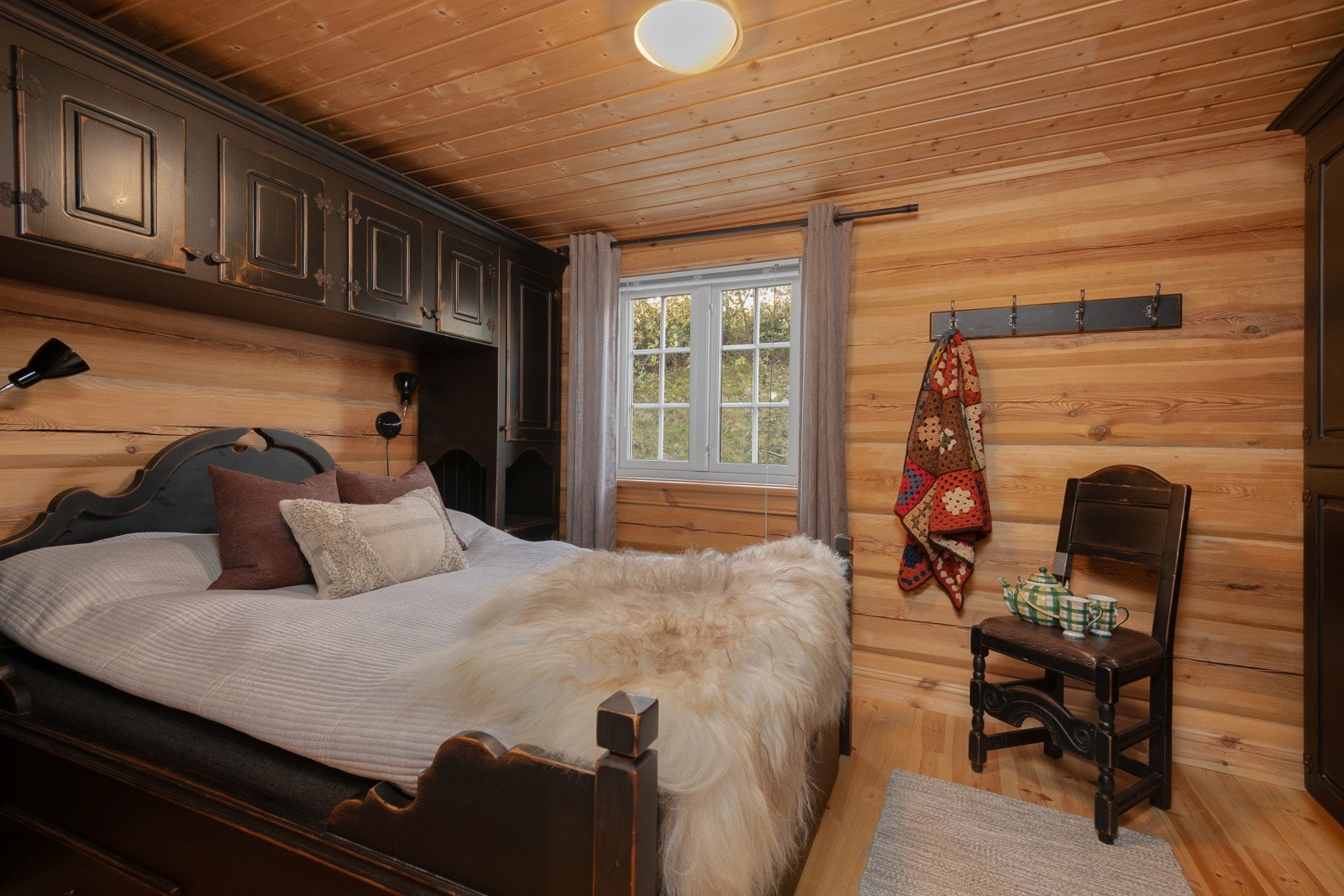 Hytta er gjennomgående med skap på kjøkken, bad og soverom i samme, klassiske design. Galleribilde