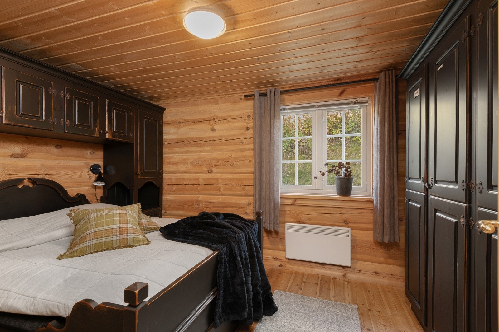 Stort hovedsoverom med romslig garderobe. Galleribilde