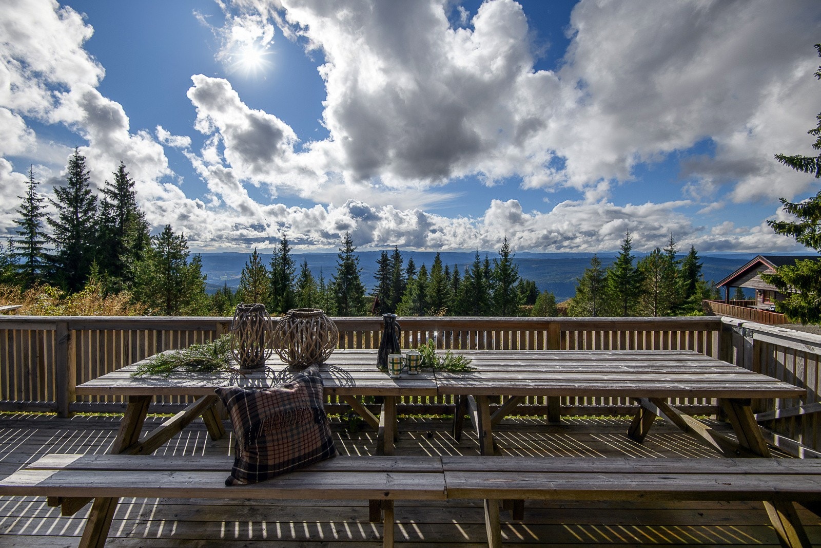 Hytta ligger høyt og fritt med flott utsikt og meget gode solforhold. Galleribilde