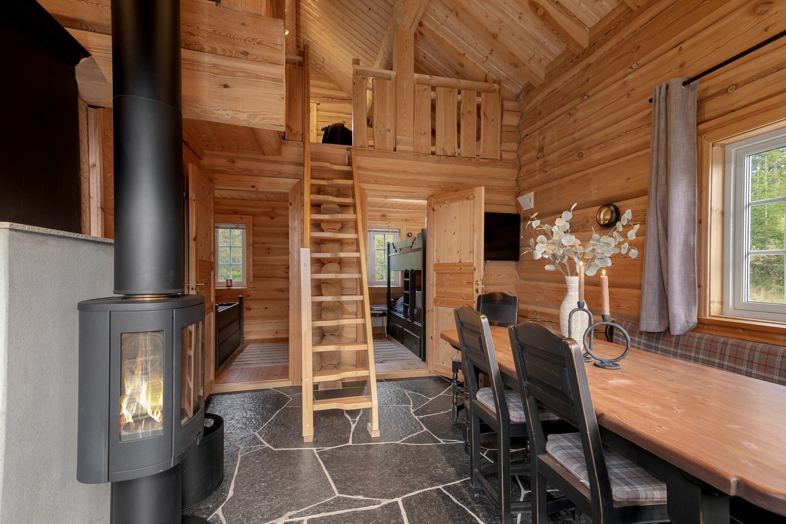 Annekset har en åpen stue/kjøkken-løsning hvor mange kan samles. Galleribilde