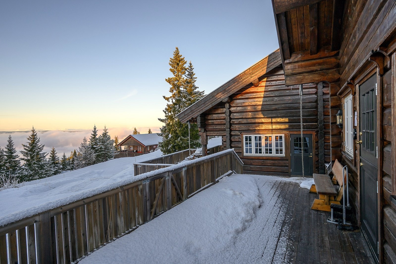Terrassen binder hytte og annekset sammen. Det er utgang fra stue og kjøkken via terrassedører. Galleribilde
