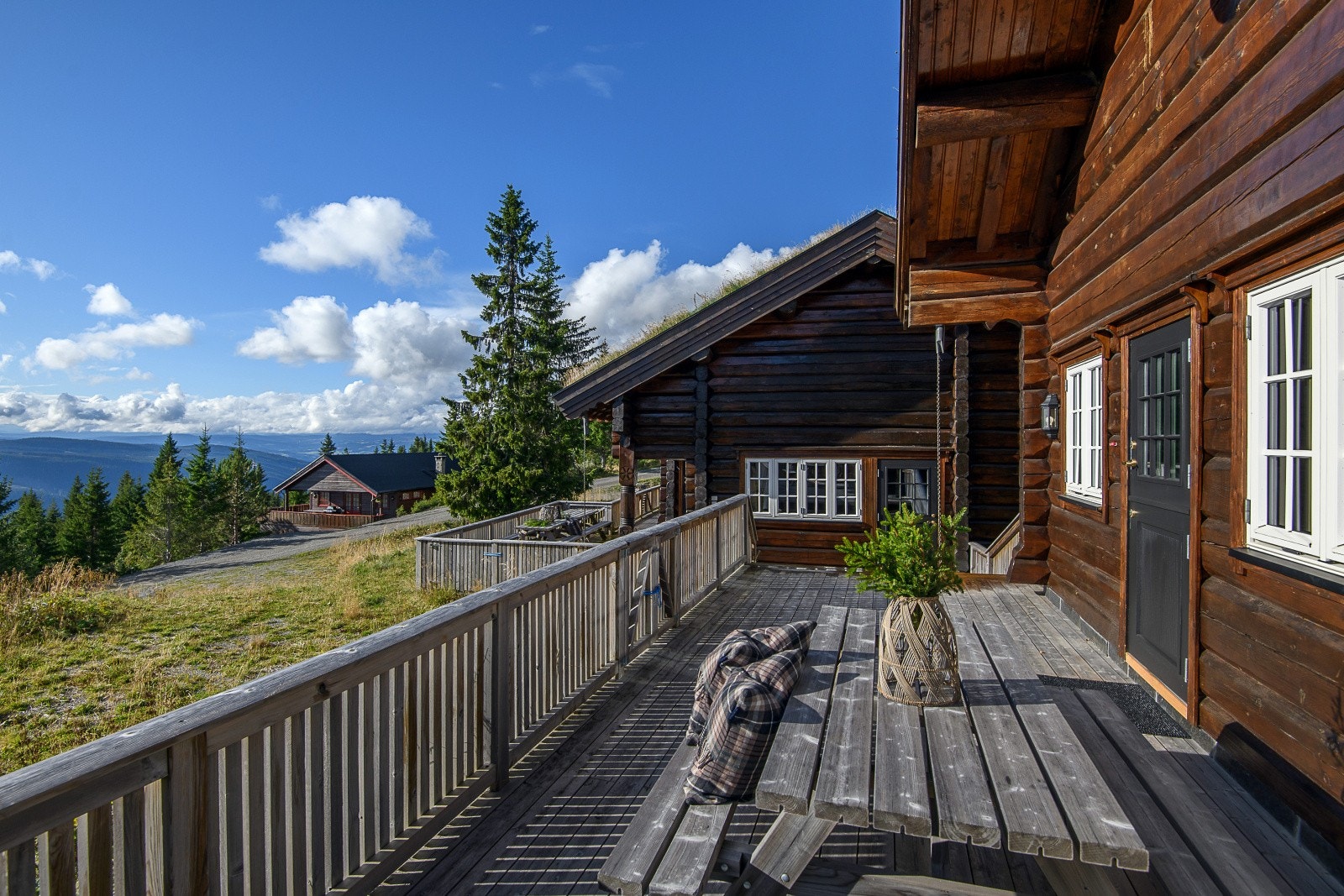 Adkomsten til annekset skjer via den store terrassen som binder hytta og annekset sammen. Her er det også tilrettelagt for en sittegruppe rett utenfor døren. Galleribilde