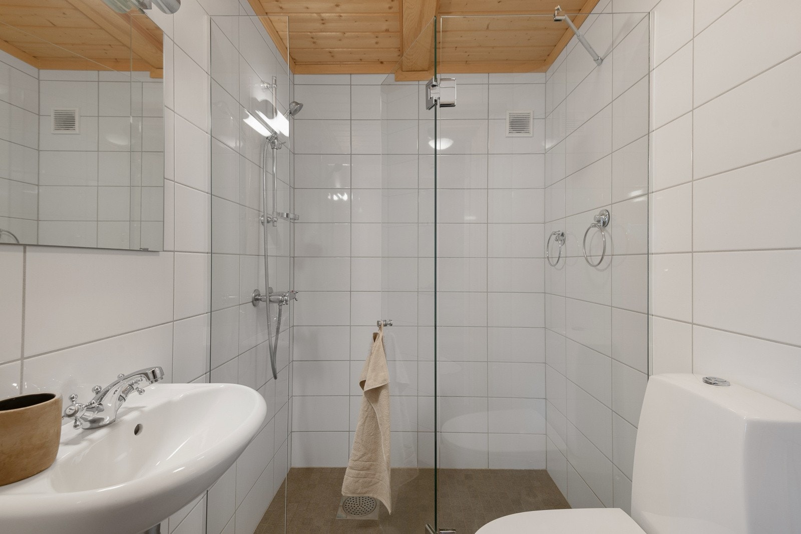 Badet i annekset er pent utført med flislagte overflater og varme i gulvet. Galleribilde