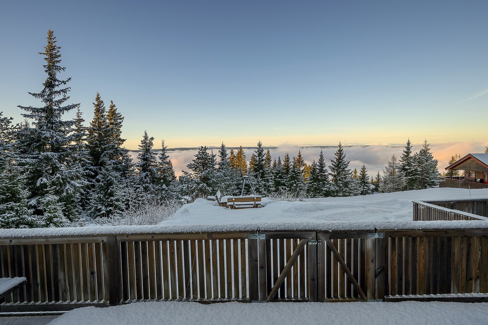 Eiendommen byr på fine uteområder hvor familie og venner kan samles til hyggelige sammenkomster. Galleribilde