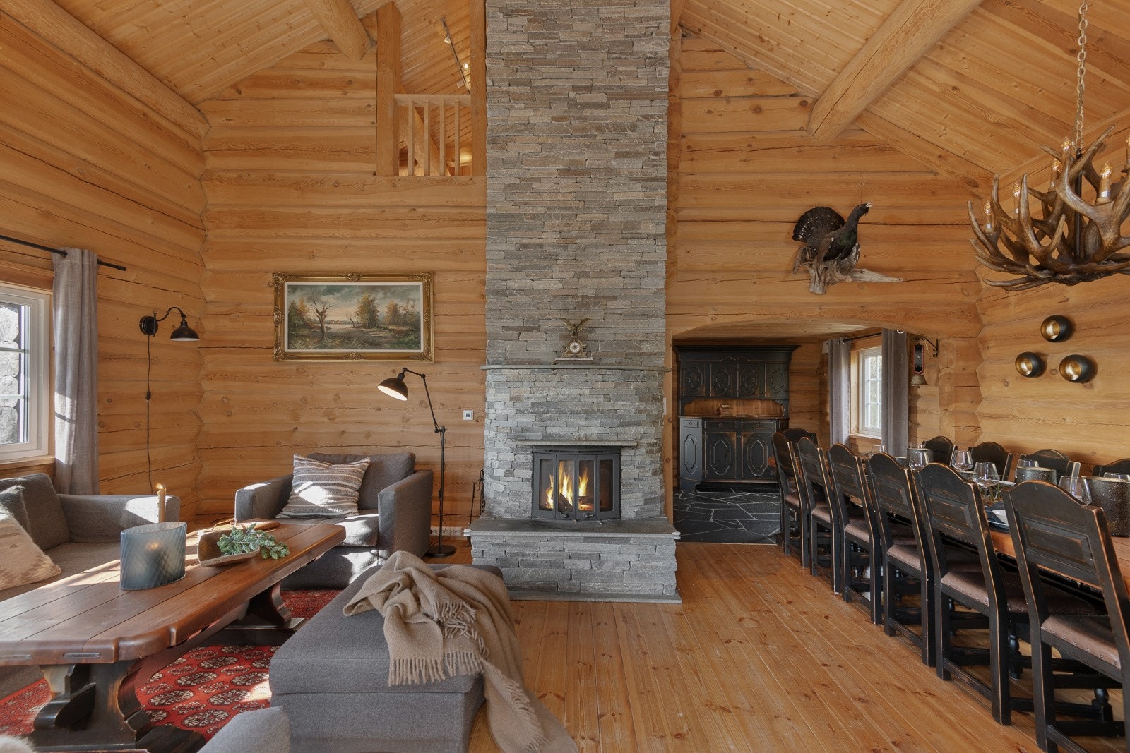 I stuen er det også en solid peisovn som setter den riktige stemningen og varmer godt etter en lang dag i bakken. Galleribilde