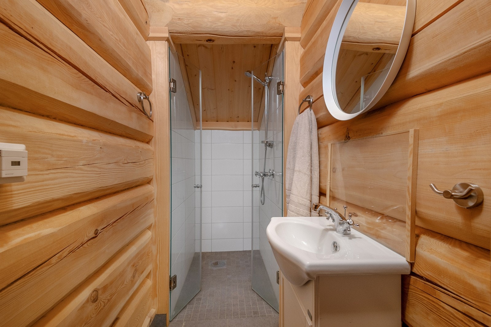 Badet i andre etasje er pent utført med tømmervegger og flis i dusjsonen. Det er flis på gulv med behagelig varme. Galleribilde