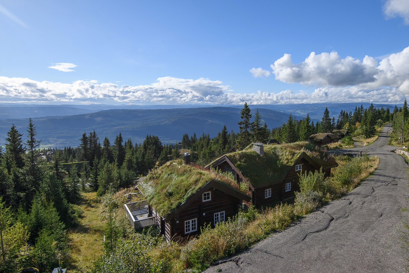Bjørgefallet 109 er en nyere (2015) tømmerhytte over to etasjer + anneks i vakre omgivelser på populære Hafjell Panorama. Galleribilde