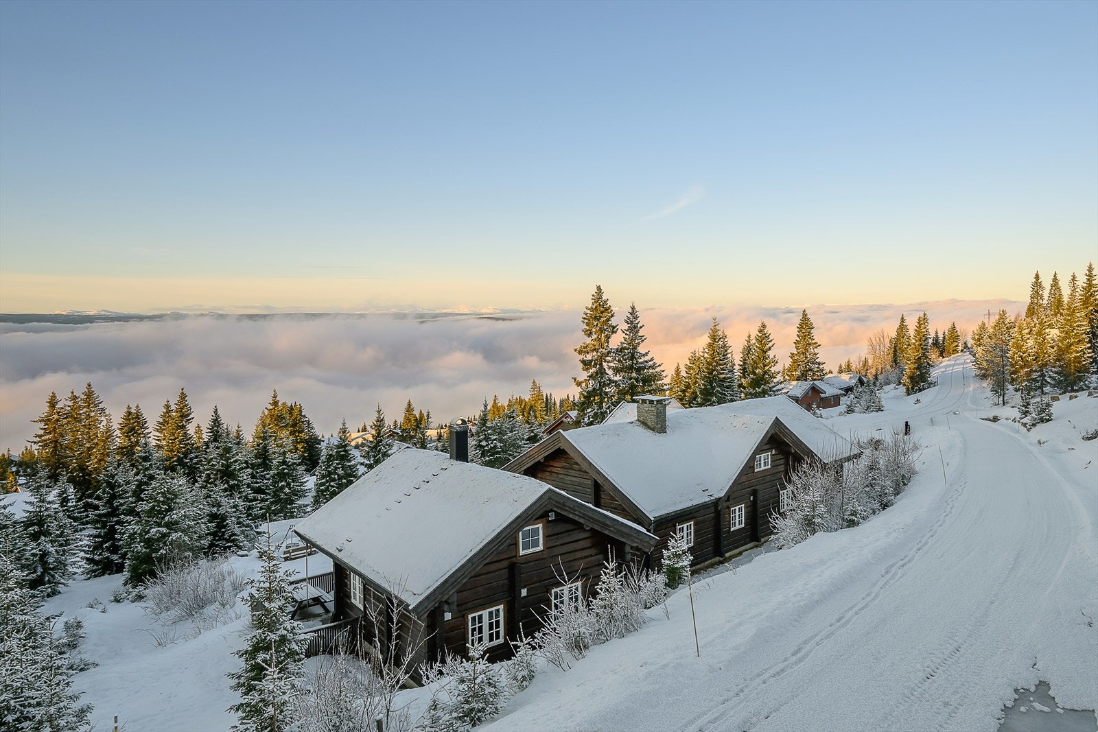 Eiendommen ligger plassert i øvre del av Hafjell Panorama med enkel adkomst til langrennsløyper og alpinbakken. Galleribilde