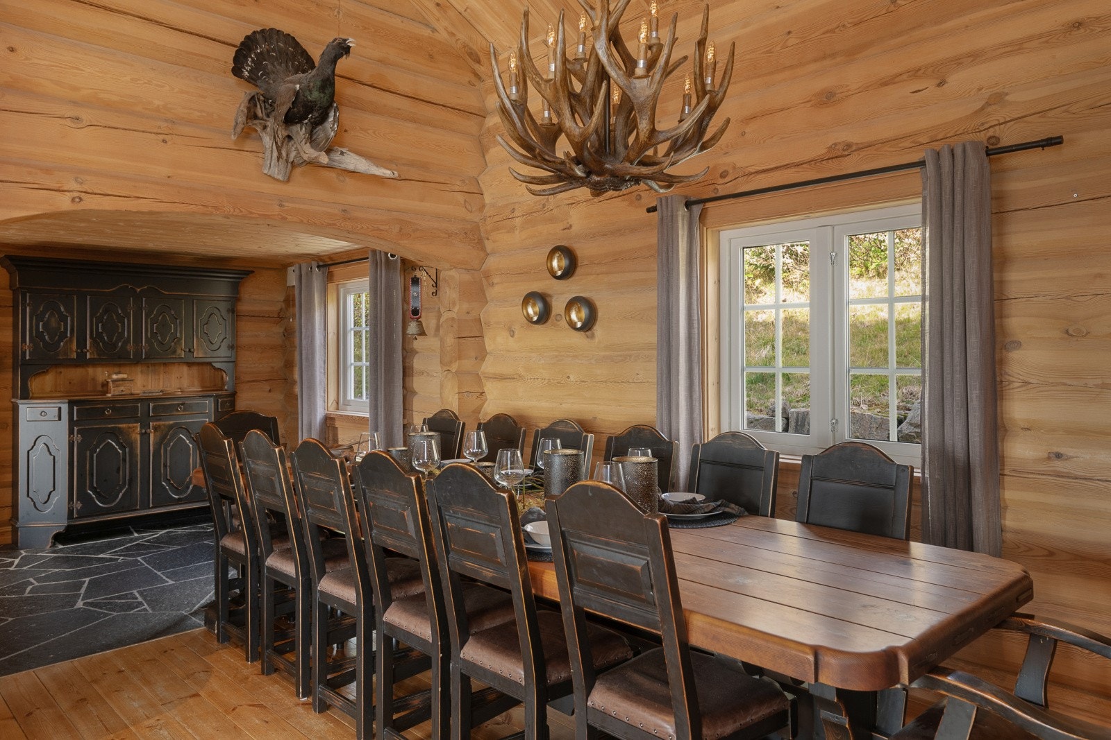 Spisestuebordet er praktisk plassert i sonen mellom stuen og kjøkkenet. Galleribilde