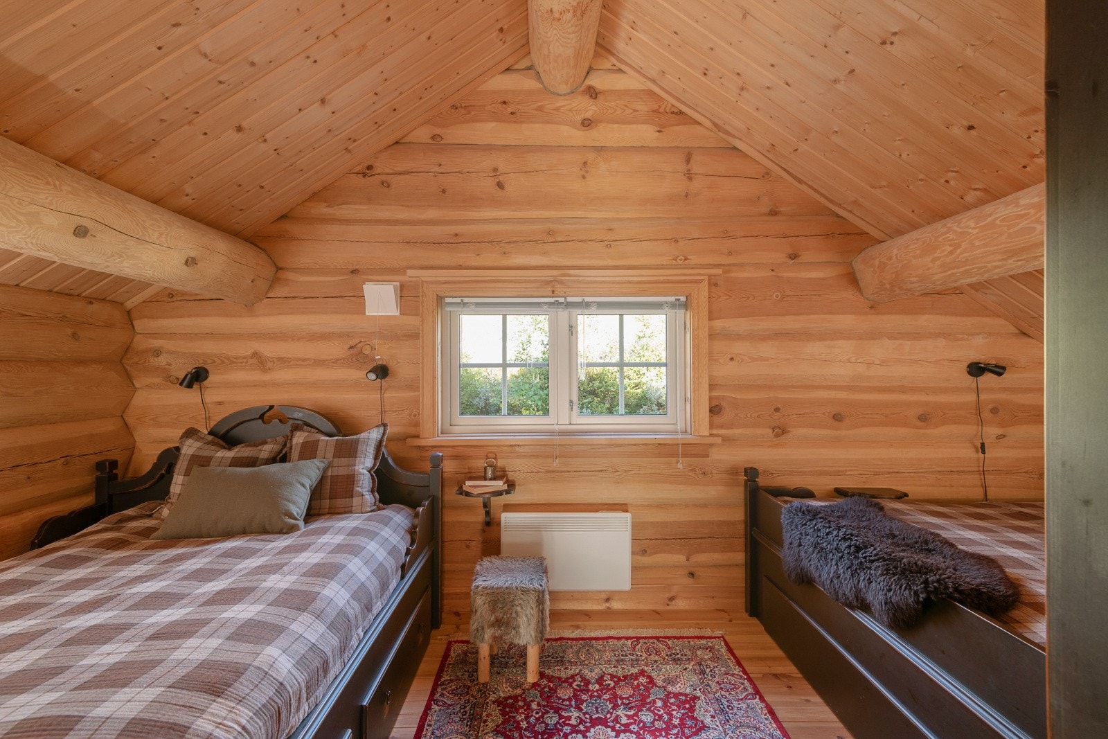 Hytta byr på fem gode soverom, som er praktisk fordelt på begge etasjene. Her er ett av soverommene i andre etasje. Galleribilde