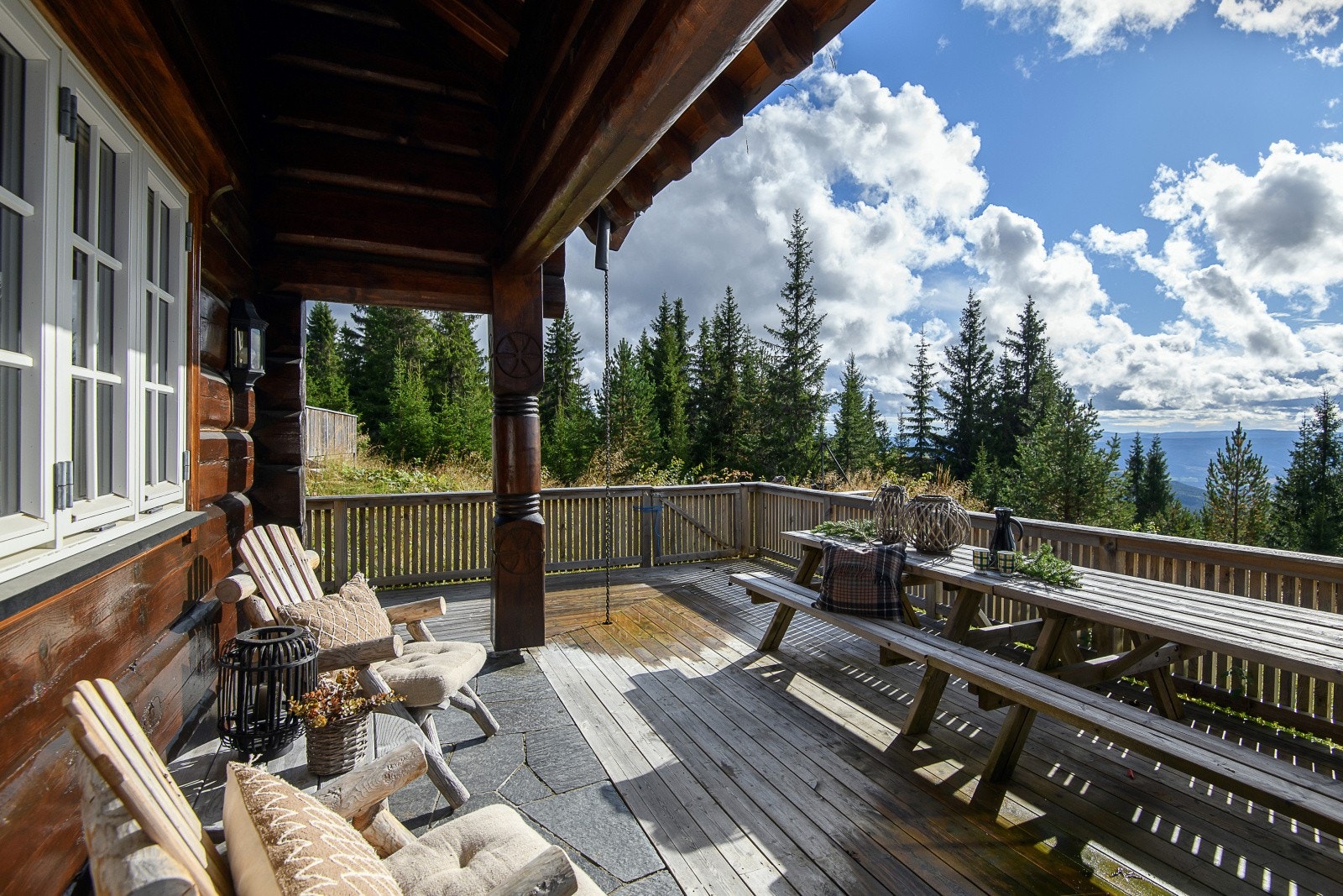 Terrassen tilbyr rikelig med plass til utemøbler, grill og andre utendørsaktiviteter. Galleribilde