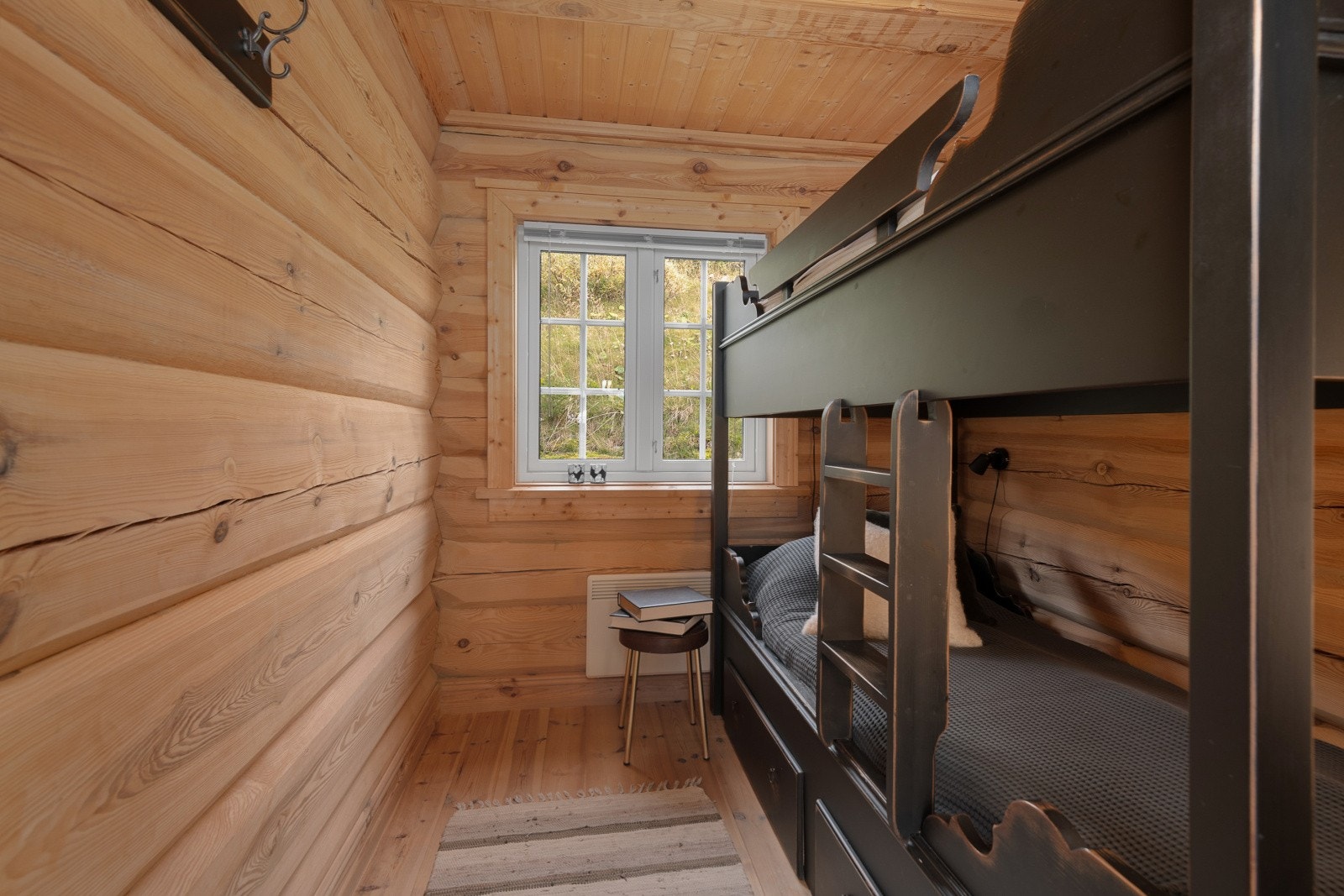Det ene soverommet er innredet med dobbeltseng, mens det andre har køyeseng, noe som gir totalt fire soveplasser i annekset. Galleribilde