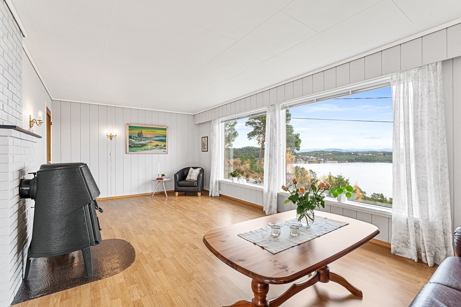 I stue er det montert både vedovn og varmepumpe Galleribilde