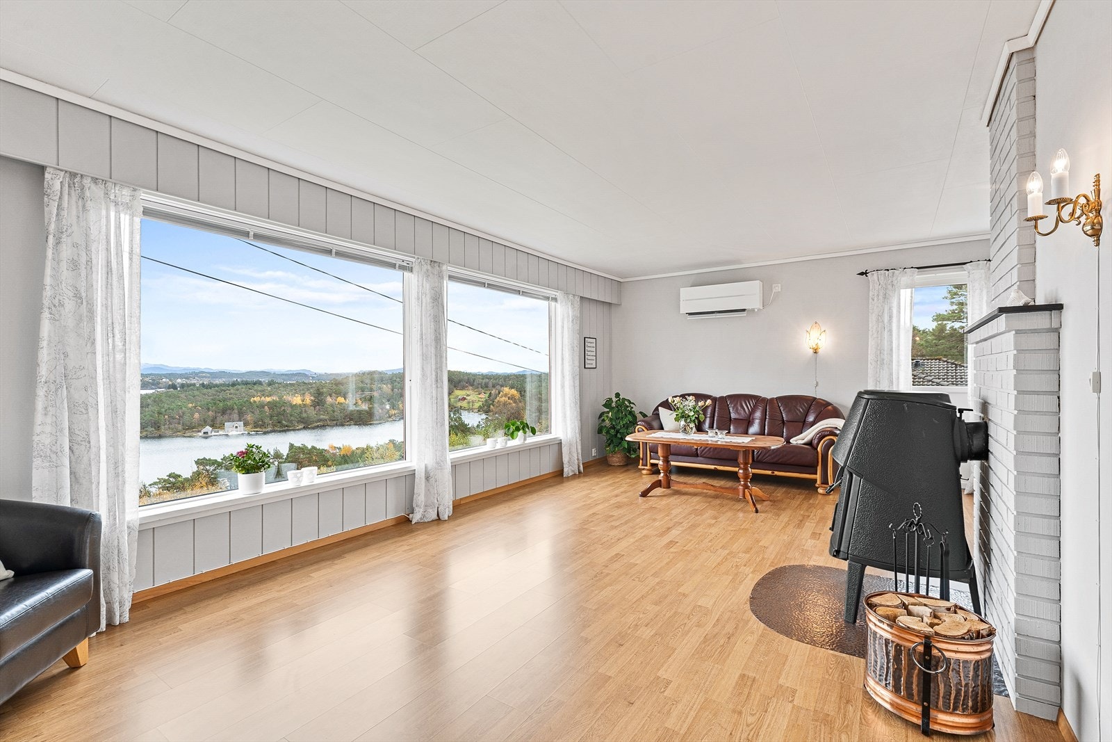 Lys og trivelig stue med nydelig utsikt mot sjø Galleribilde