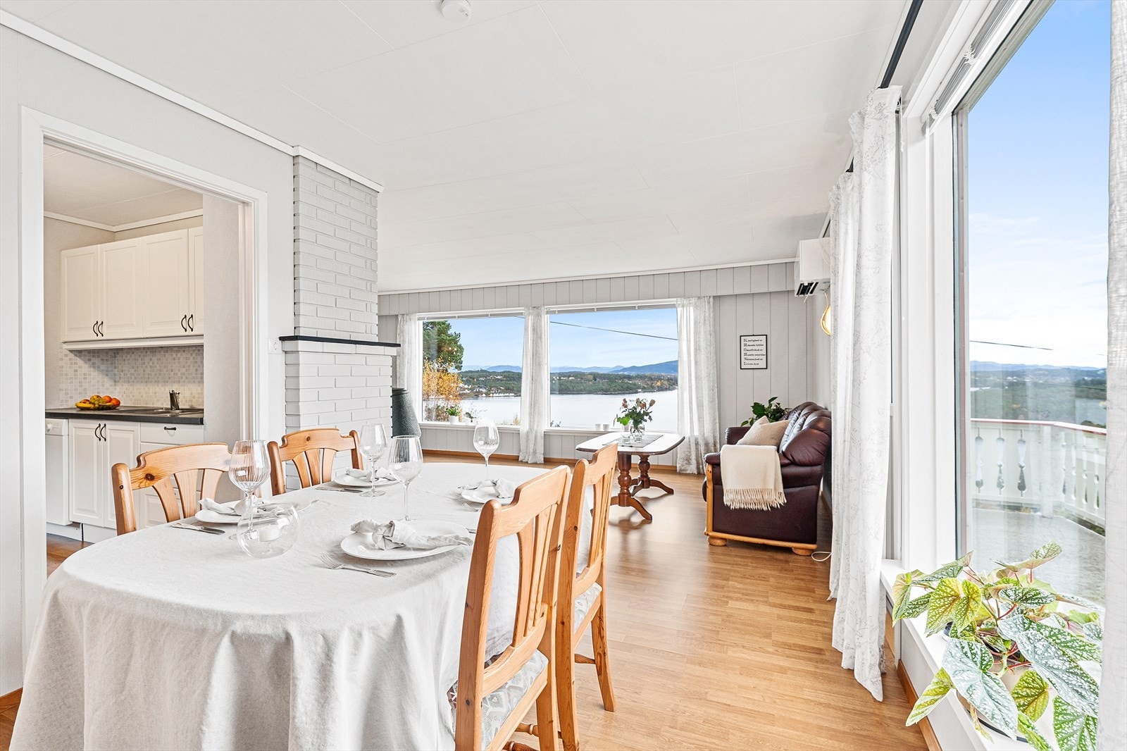 God plass til spisegruppe i stue Galleribilde