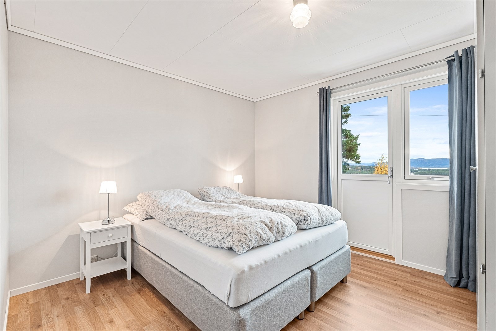 Hovedsoverom med utgang til balkong Galleribilde