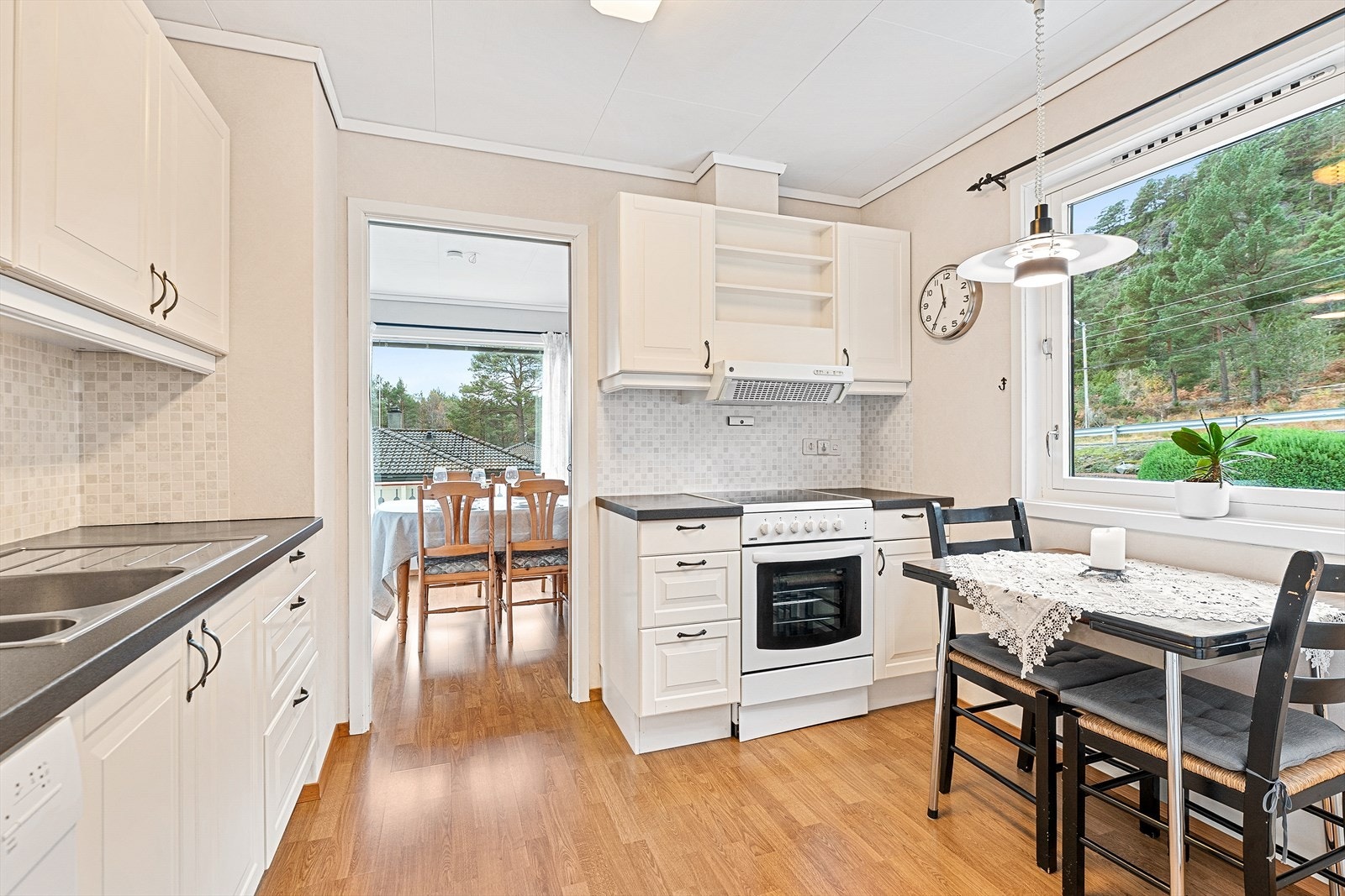 Kjøkkenet er levert av merke IKEA, med direkte tilgang til spisestue Galleribilde