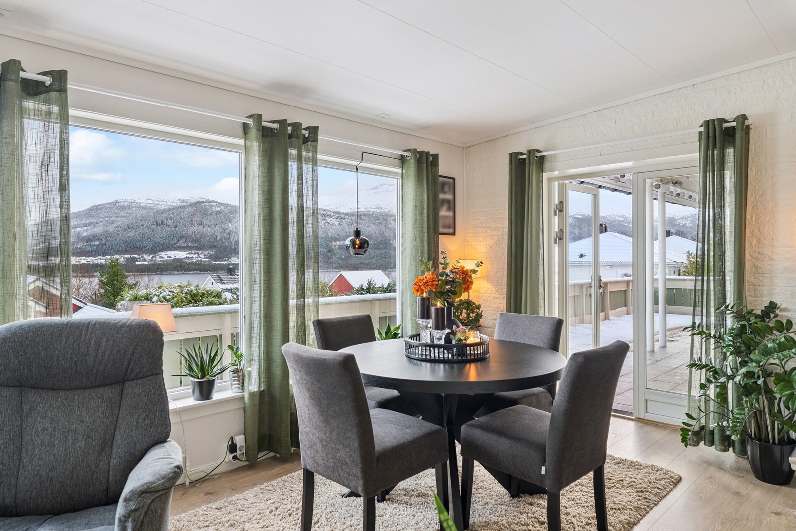 Utgang til terrasse fra stue Galleribilde