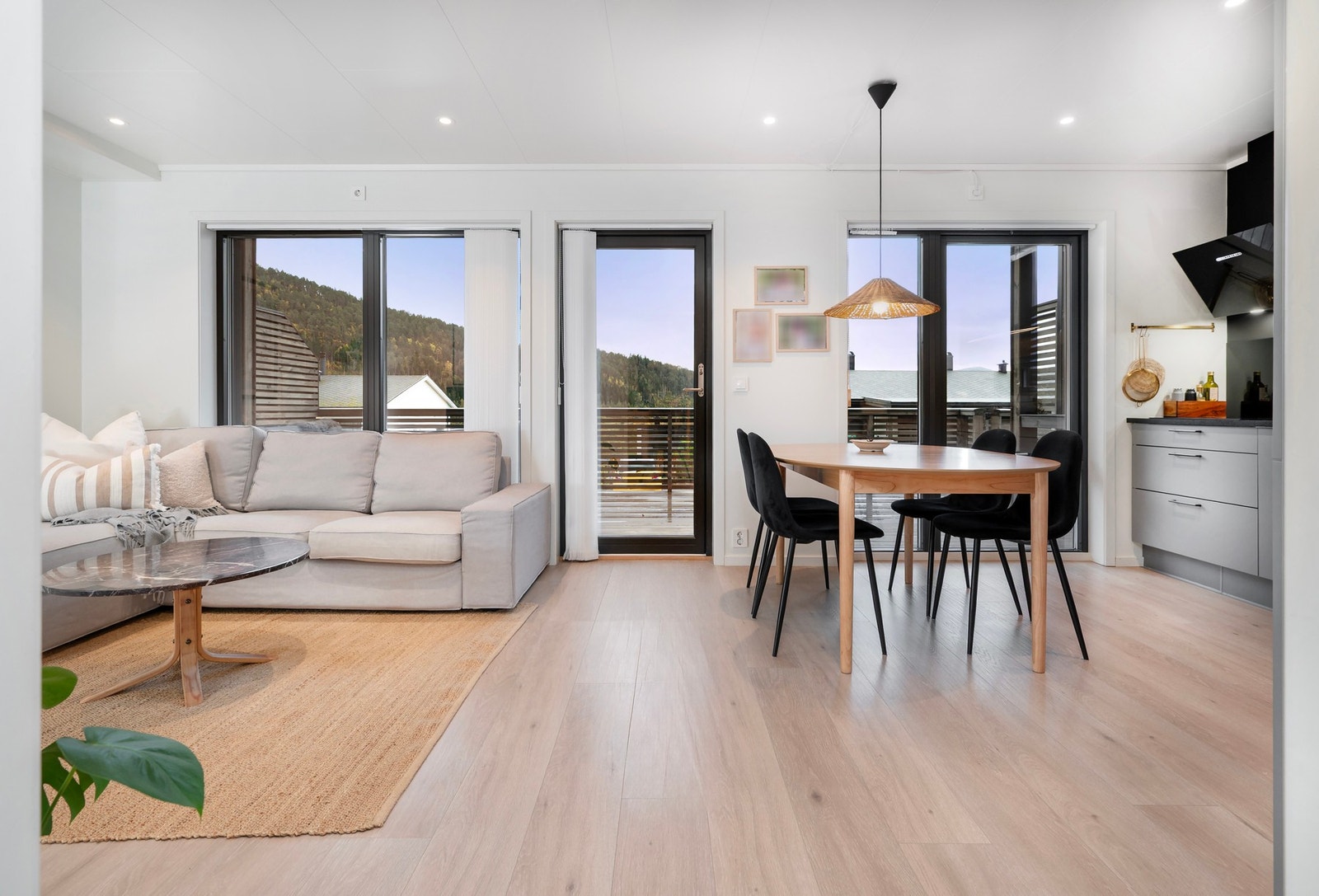 Store vindusflater sørger for godt med naturlig lysinnslipp. Galleribilde