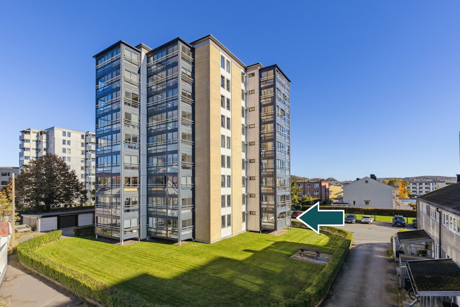 Leiligheten ligger fint til i en høy første etasje. Galleribilde