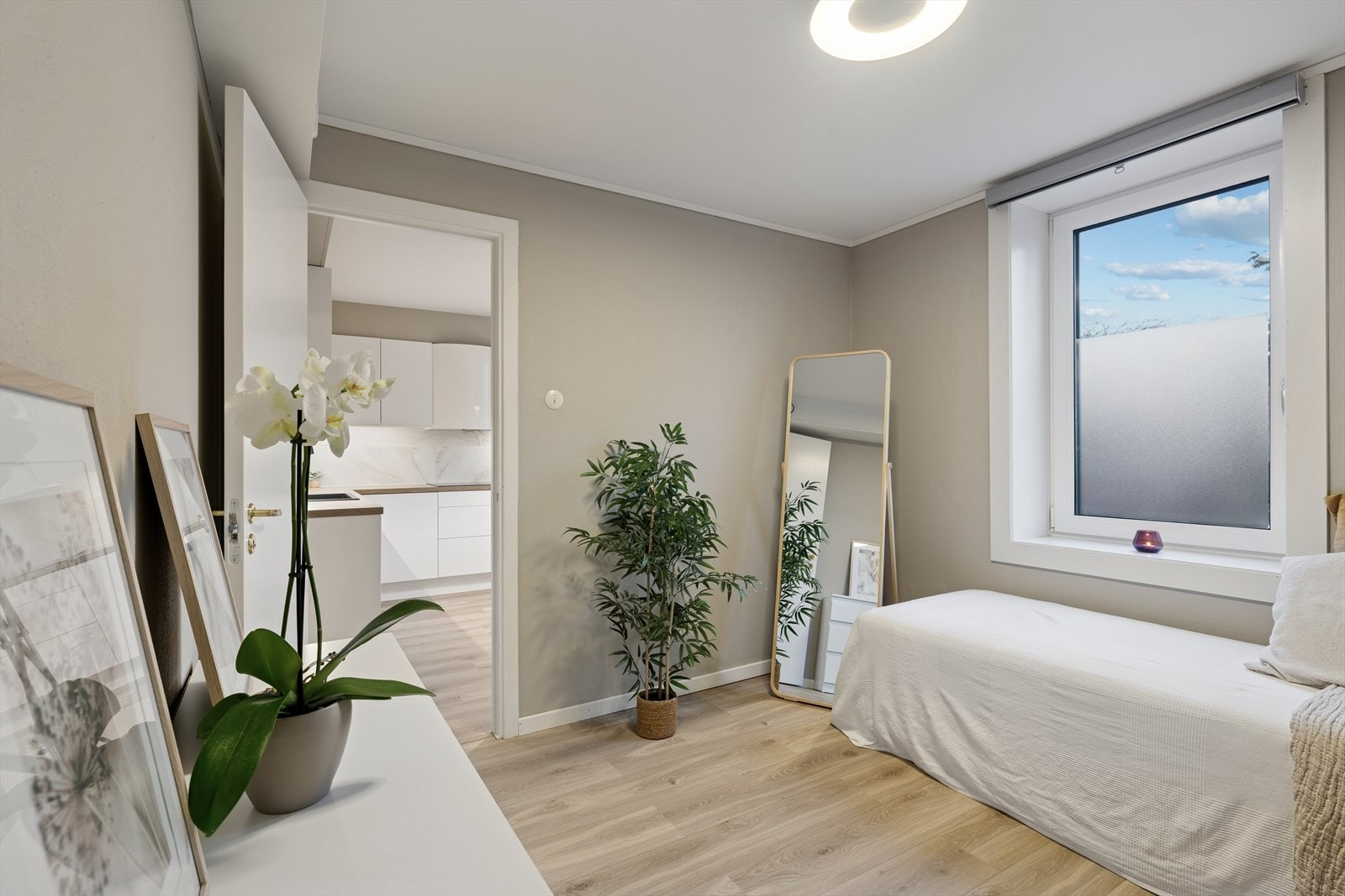 Her er det plass for seng og mindre garderobeløsninger. Galleribilde