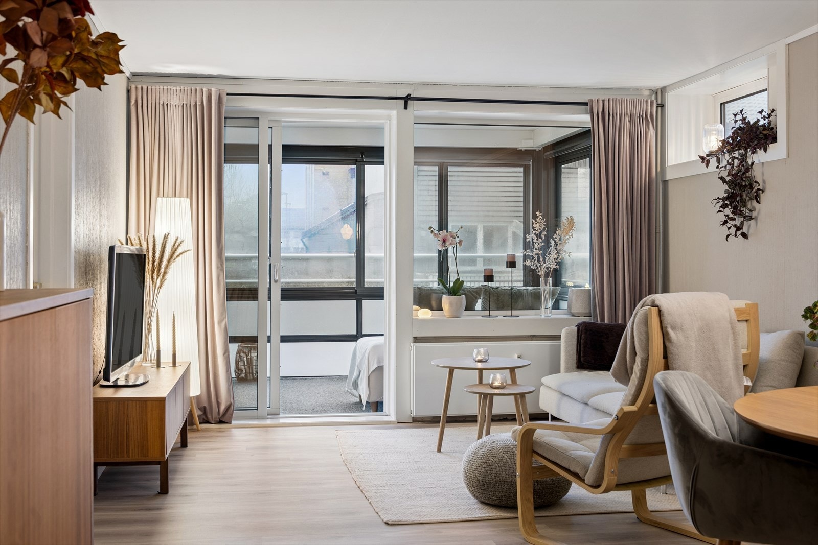 Fra stuen er det utgang til en deilig og innglasssset veranda. Galleribilde