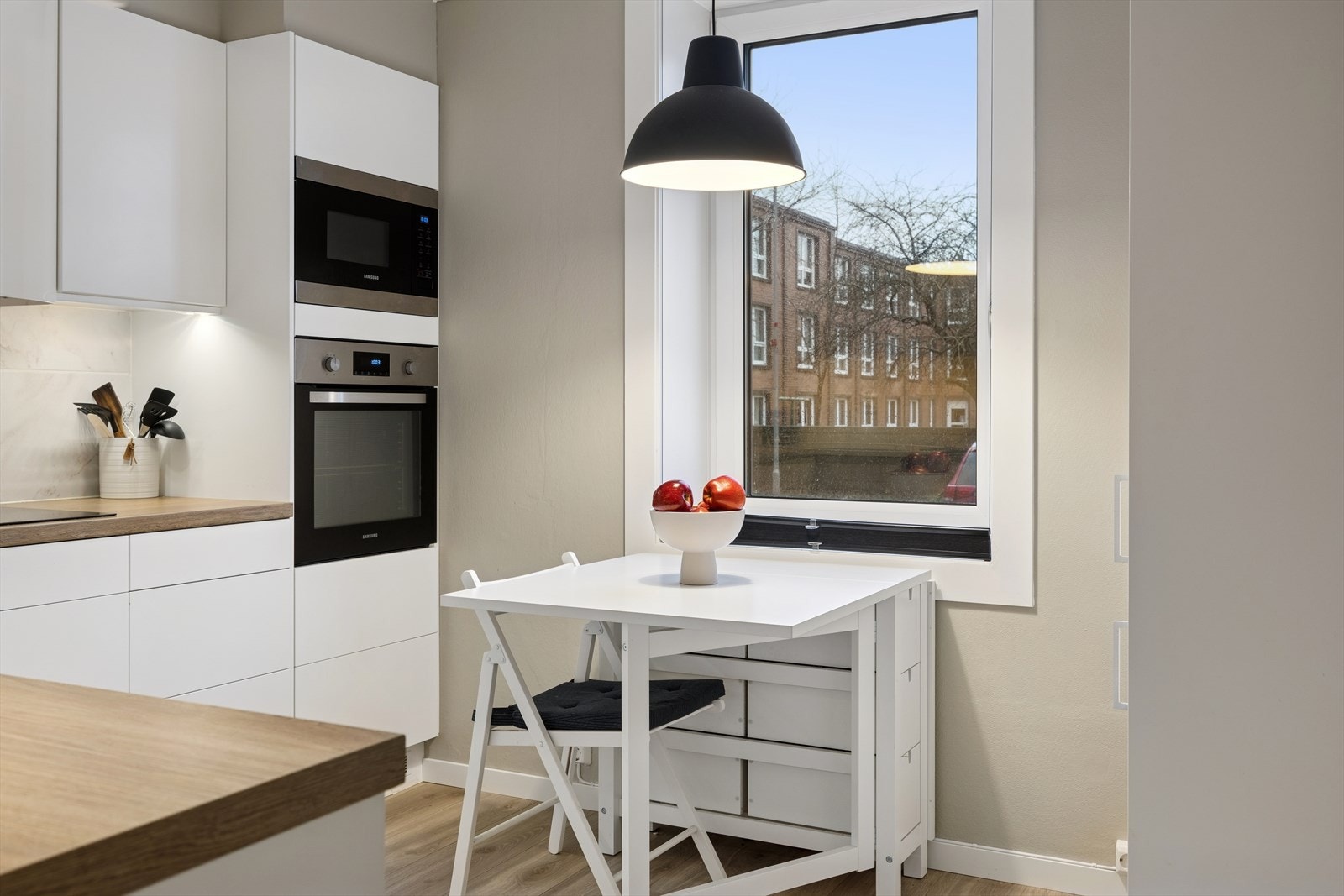 Integrerte hvitevarer som stekeovn, platetopp, micro, oppvaskmaskin og kjøl/frys. Galleribilde