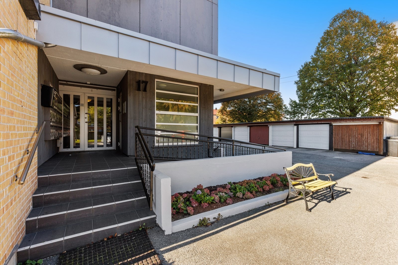 Et hyggelig felles inngangsparti ønsker deg velkommen hjem. Det er heis i bygget. Galleribilde