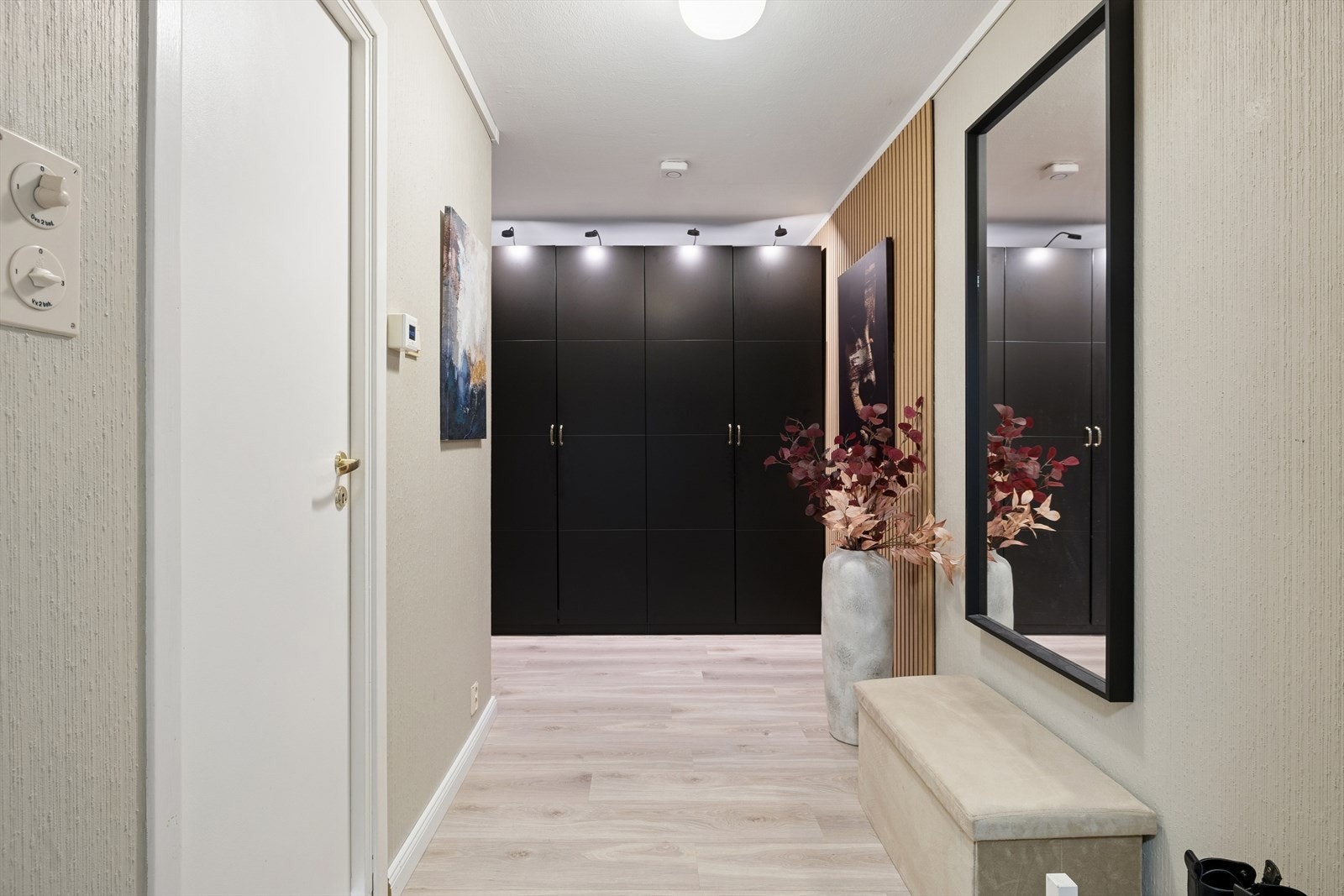 Her er det plass for gode garderobe- og opphengsløsninger. Galleribilde