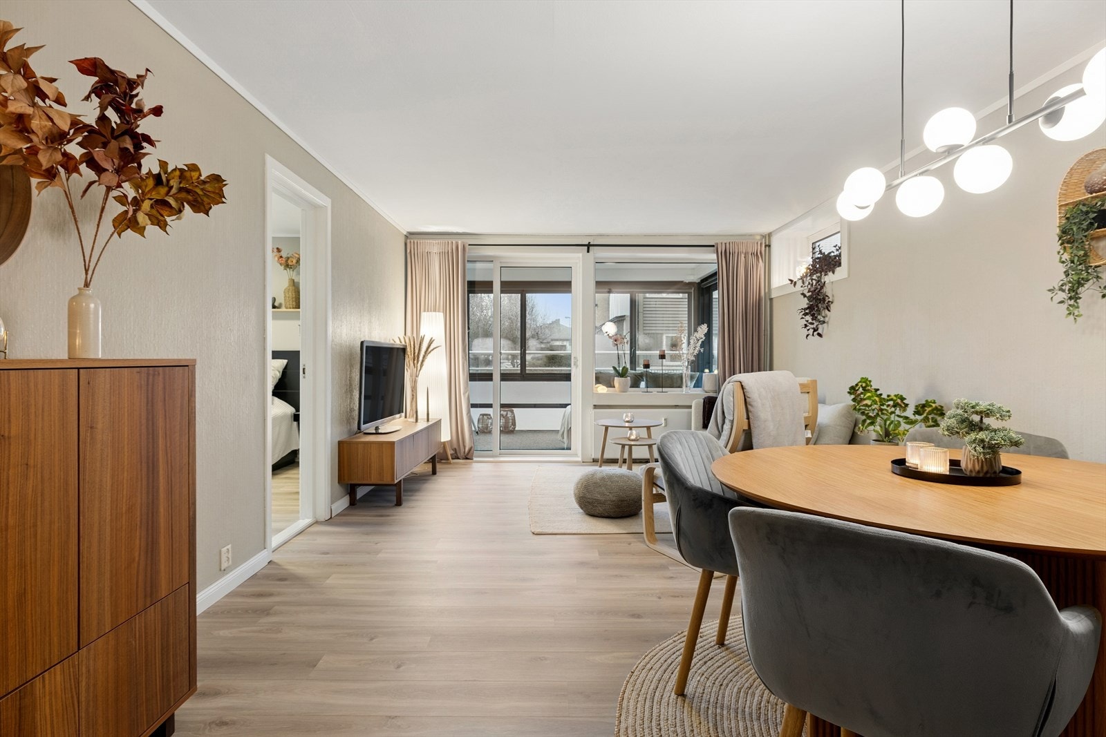 Den romslige stuen er enkel å møblere. Galleribilde