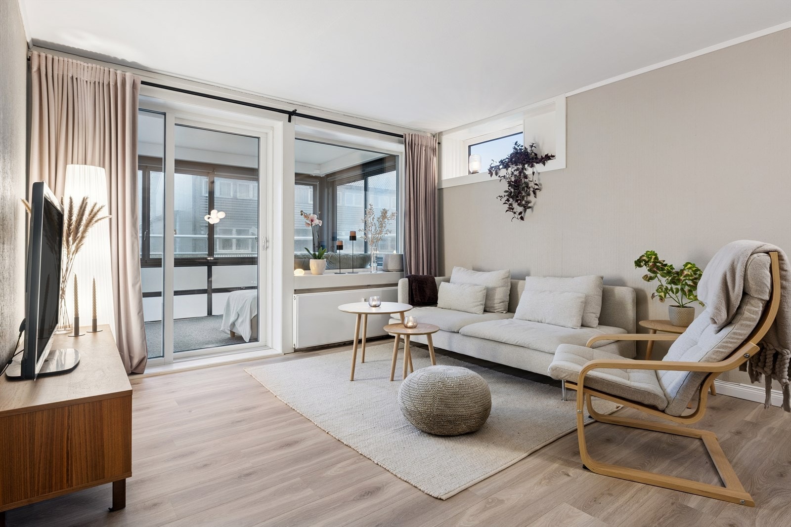 Sofakroken finner fort sin naturlige plass i rommet og tv-en kan med fordel plasseres mot/på vegg. Galleribilde