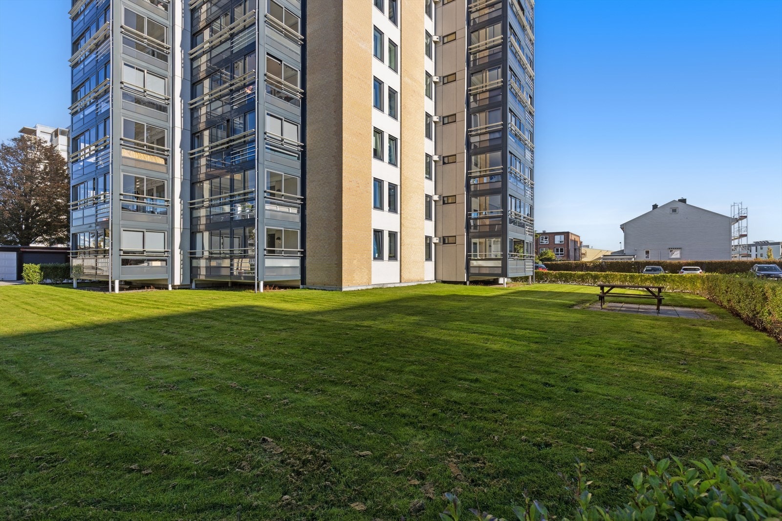 Herlig uteområde med boltreplass for både store og små. Galleribilde