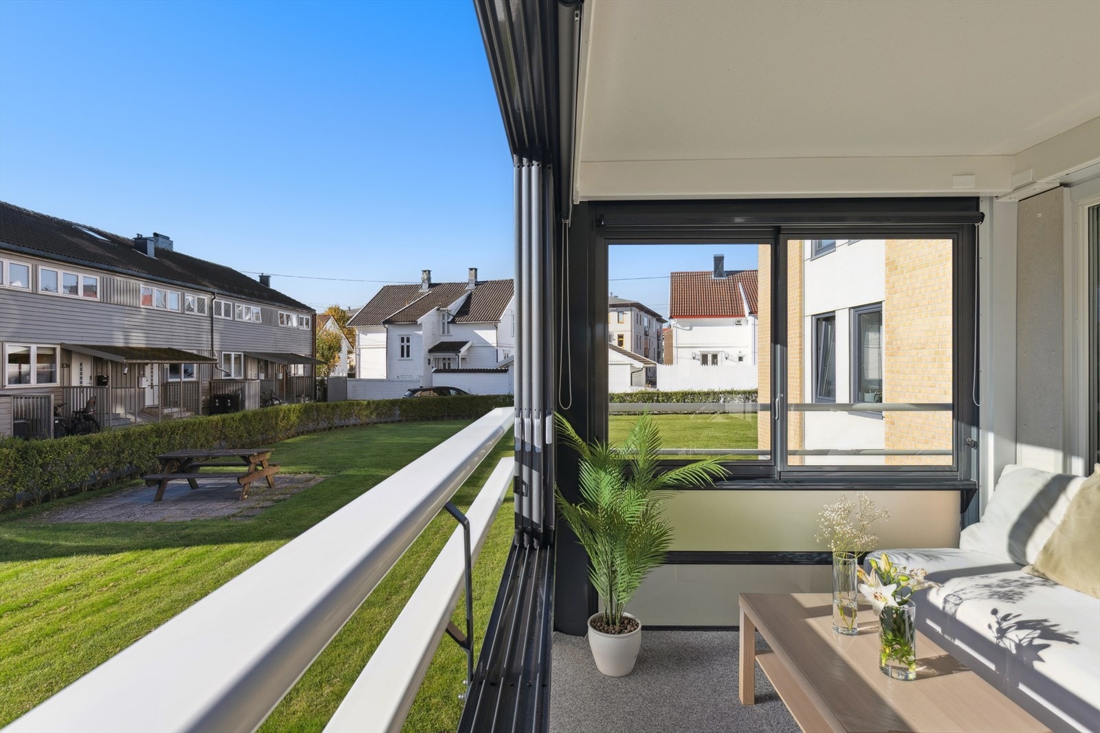 Flott felles uteområde med plen og sosialsone med benk. Galleribilde